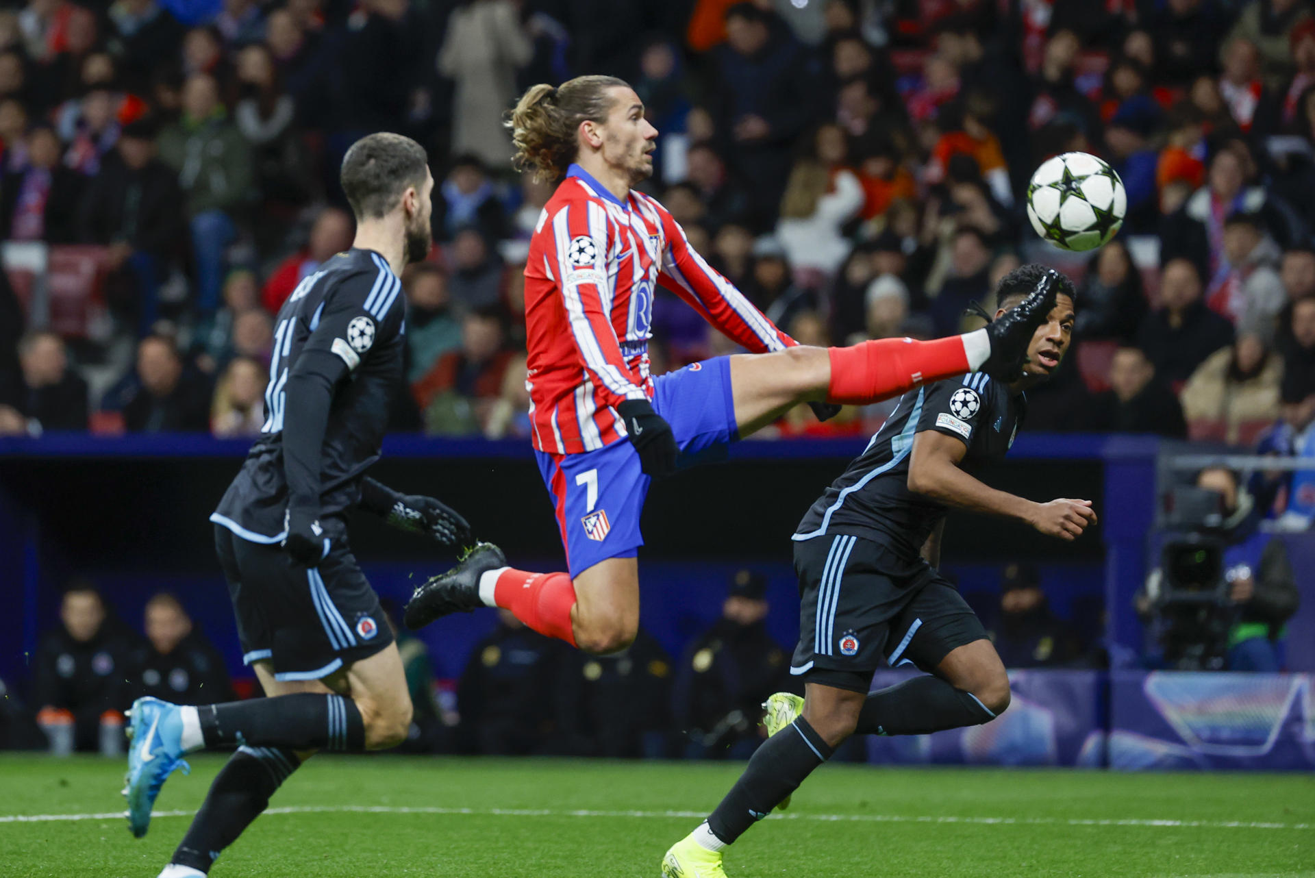 El delantero francés del Atlético de Madrid Antoine Griezmann (c) controla el balón ante dos rivales del Slovan de Bratislava, en el partido de la Liga de Campeones de fútbol entre el Atlético de Madrid y el Slovan Bratislava, s en el estadio Riyadh Air Metropolitano de Madrid. EFE/JuanJo Martín
