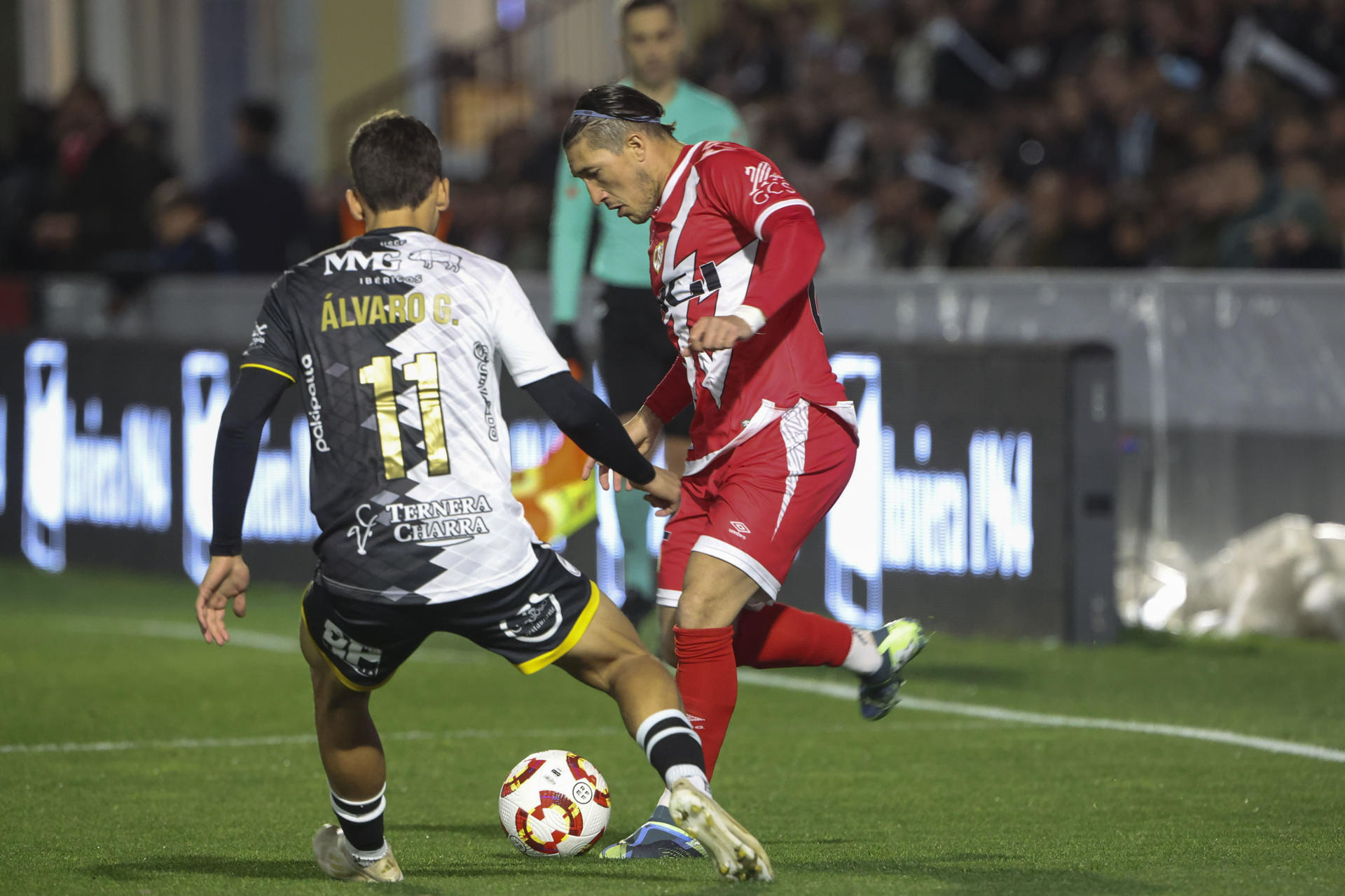 El defensa uruguayo del Rayo Vallecano, Luis ´Pacha´ Espino (d), con el balón ante el centrocampista del Unionistas CF, Álvaro Gómez, durante el encuentro correspondiente a la segunda ronda de la Copa del Rey que disputan hoy miércoles Unionistas CF y Rayo Vallecano en el estadio municipal Reina Sofia de Salamanca. EFE/JMGARCIA.
