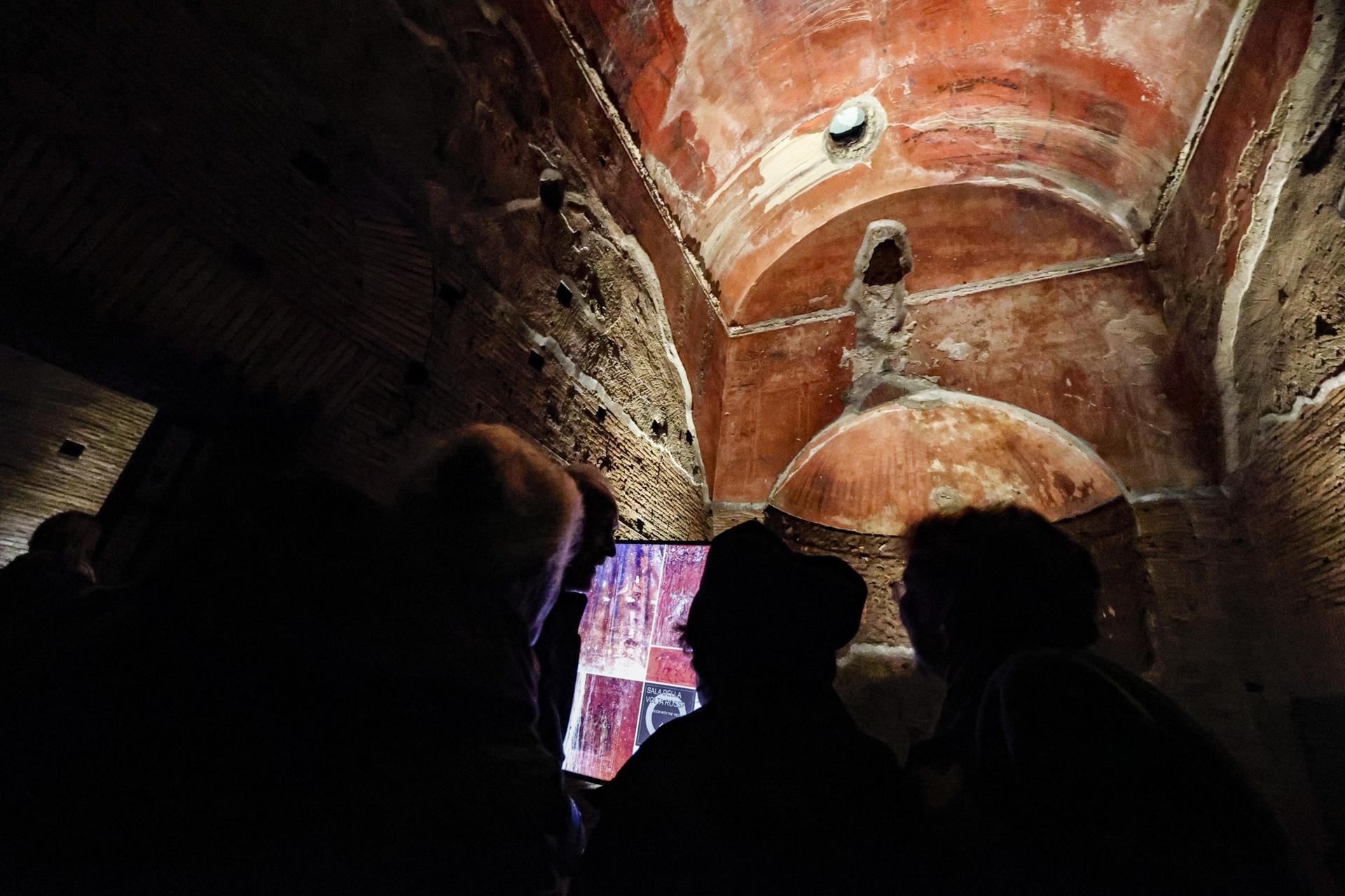 La Sala de la Bóveda Roja se exhibe en la renovada Domus Aurea durante su inauguración en Roma, Italia, el 13 de diciembre de 2024. Una parte de la Domus Aurea (Casa Dorada), el vasto palacio construido por el emperador Nero en el 64 d.C., reabrió al público tras su restauración. (Italy, Rome) EFE/EPA/FABIO FRUSTACI
