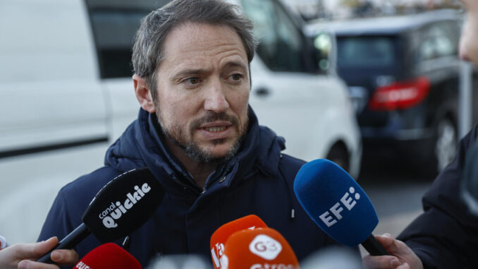 Manuel Martos, hijo del cantante Raphael, atiende a los medios a su salida del Hospital 12 de Octubre, en Madrid, donde continúa ingresado su padre este viernes. EFE/Fernando Villar
