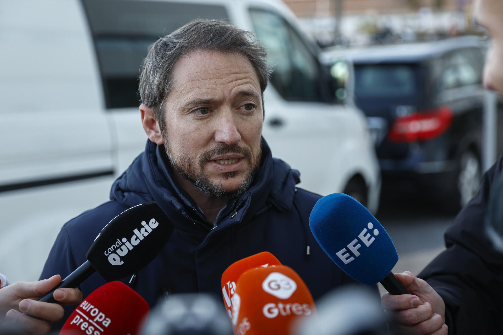 Manuel Martos, hijo del cantante Raphael, atiende a los medios a su salida del Hospital 12 de Octubre, en Madrid, donde continúa ingresado su padre este viernes. EFE/Fernando Villar
