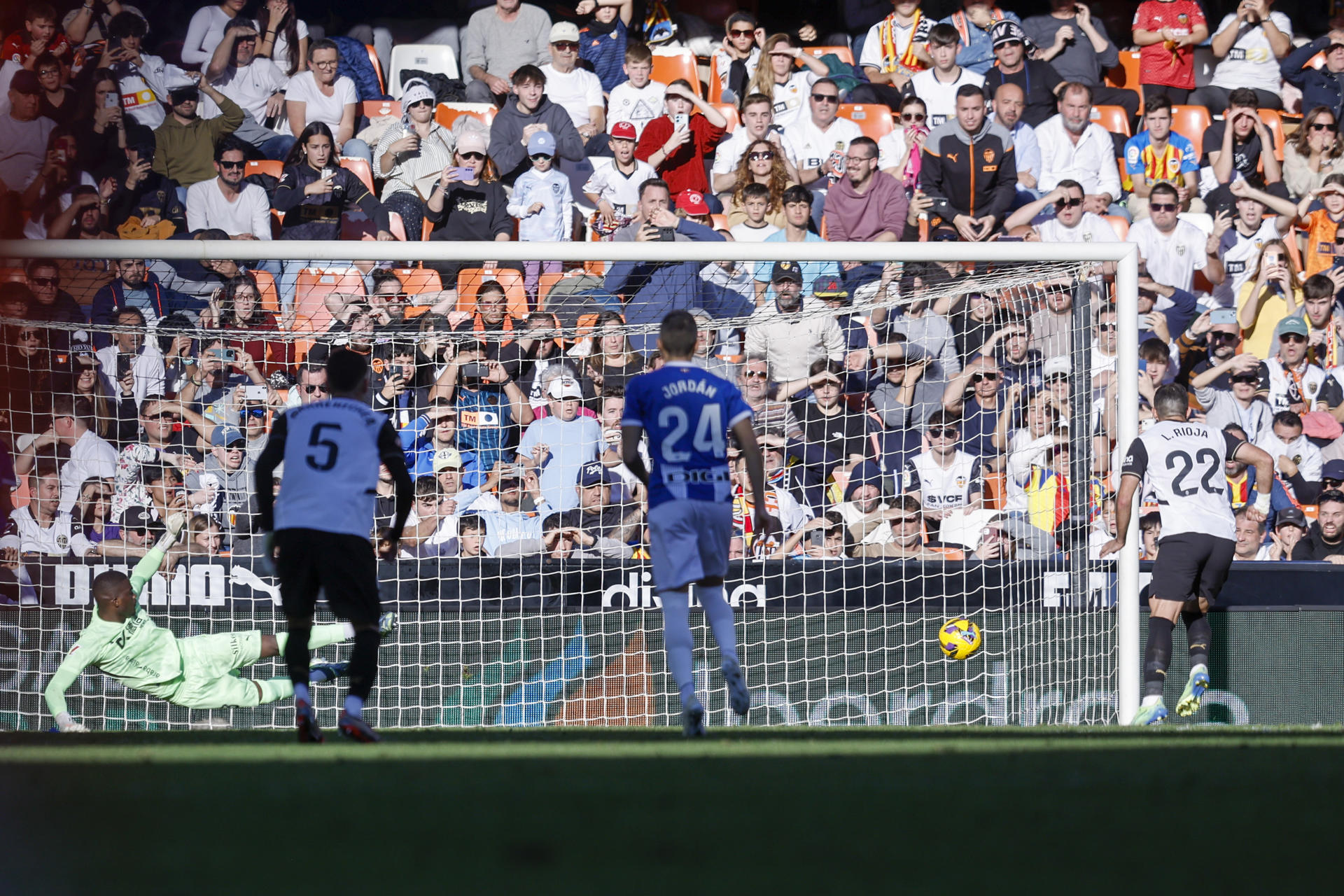 El centrocampista del Valencia Luis Rioja (d) consigue de penalti el primer gol de su equipo durante el partido de LaLiga ante el Alavés este domingo en el estadio de Mestalla en Valencia. EFE/ Kai Försterling
