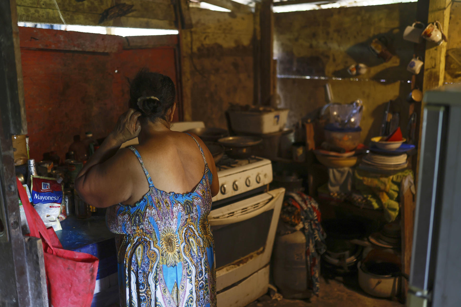 Una mujer cocina en su vivienda, este miércoles en la comunidad de Kuna Nega, en Ciudad de Panamá (Panamá). EFE/ Bienvenido Velasco
