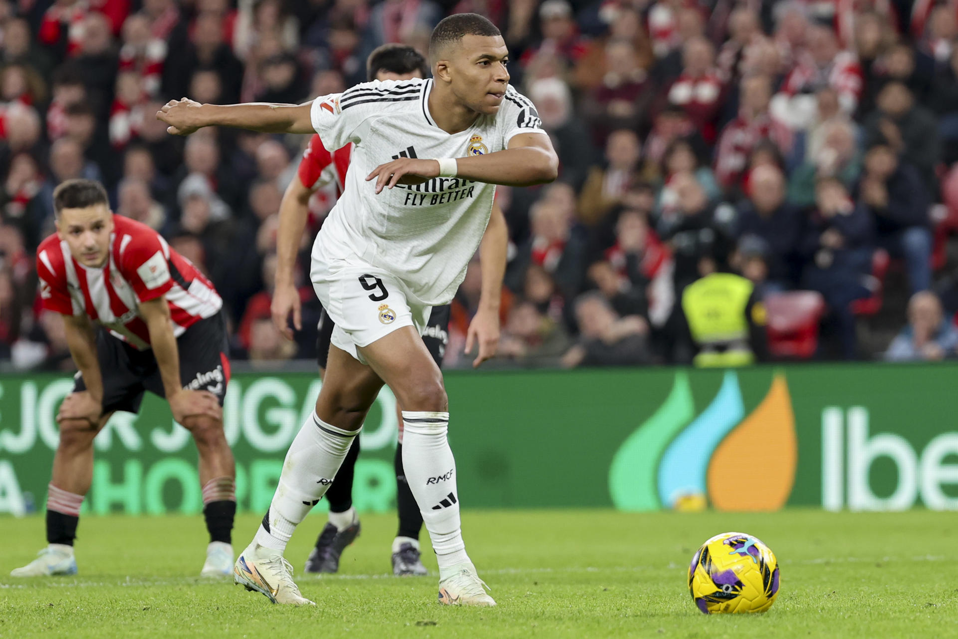 El delantero del Real Madrid Kylian Mbappé lanza un penalti durante el partido de la jornada 19 de LaLiga que Athletic Club de Bilbao y Real Madrid disputaron en el estadio de San Mamés, en Bilbao. EFE/LUIS TEJIDO
