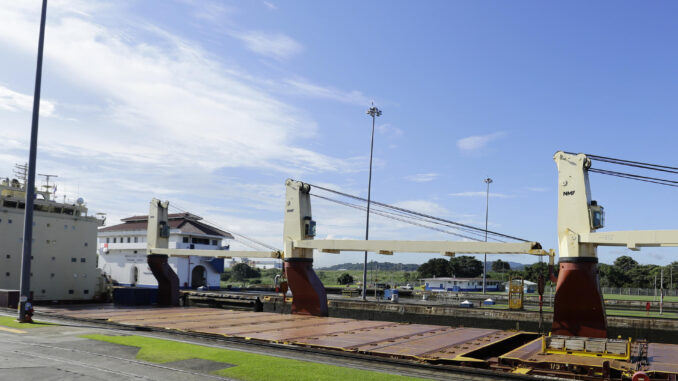 Fotografía de archivo del pasado 29 de noviembre de un barco que navega por la esclusas de Miraflores del Canal de Panamá, en el pacifico panameño.EFE/ Carlos Lemos
