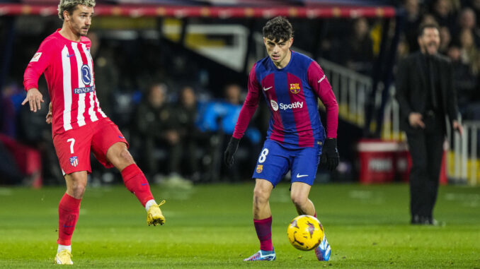 Imagen de archivo del último Barclona-Atlético de Madrid en el Olímpico con el francés Antoine Griezmann (i) y Pedri González (d). EFE/ Siu Wu
