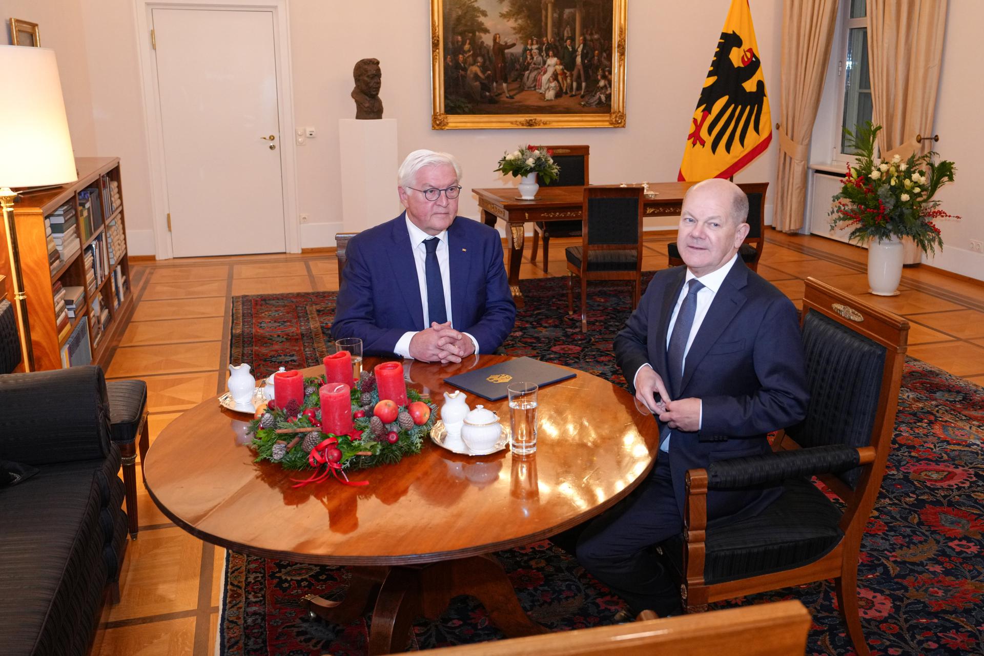 El presidente alemán Frank-Walter Steinmeier (I) se reúne con el canciller alemán Olaf Scholz (D) en el Palacio de Bellevue en Berlín, Alemania, 16 de diciembre de 2024. El canciller alemán Olaf Scholz perdió una votación de confianza en el Bundestag alemán, allanando el camino para nuevas elecciones. (Elections, Germany) EFE/EPA/JENS KRICK / POOL
