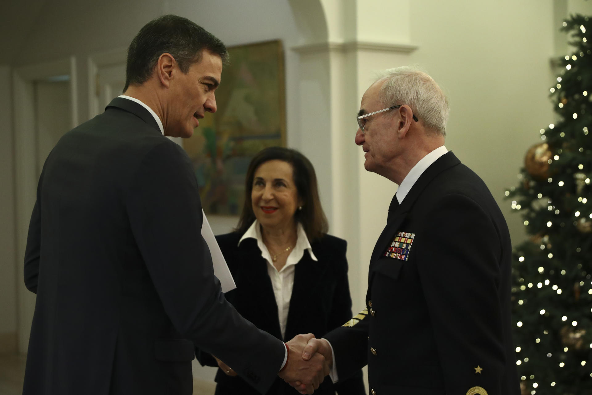 El presidente del Gobierno, Pedro Sánchez, ha agradecido a los militares españoles en misiones en el exterior su compromiso "con la paz y la seguridad en el mundo", en una situación "compleja" con la guerra en Ucrania, la escalada de tensión en Oriente Medio o los "graves conflictos" en África. En su tradicional mensaje de Nochebuena, Sánchez, acompañado de la ministra de Defensa, Margarita Robles, y del jefe del Estado Mayor de la Defensa, almirante general Teodoro Esteban López Calderón, ha recordado también a quienes velan por la seguridad y soberanía de España y a los militares que siguen desplegados por la dana en Valencia, una labor "absolutamente encomiable". EFE/Pool Moncloa/Fernando Calvo
