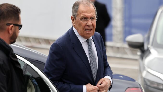 El ministro de Exteriores ruso, Sergei Lavrov, a su llegada a la reunión de la OSCE en Malta. EFE/EPA/Domenic Aquilina
