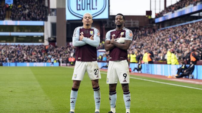 Los jugadores del Aston Villa Morgan Rogers (I) y Jhon Duran celebran el 2-0 durante el partido de la Premier League que han jugado Aston Villa y Manchester City, en Birmingham, Reino Unido. EFE/EPA/TIM KEETON
