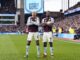 Los jugadores del Aston Villa Morgan Rogers (I) y Jhon Duran celebran el 2-0 durante el partido de la Premier League que han jugado Aston Villa y Manchester City, en Birmingham, Reino Unido. EFE/EPA/TIM KEETON