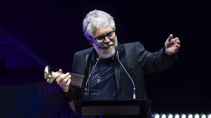 Imagen de archivo del cantante Iván Ferreiro al recibir el galardón a Compositor del Año por la canción 'En las trincheras de la cultura pop' durante los Premios de la Academia de la Música de España. EFE/Daniel González
