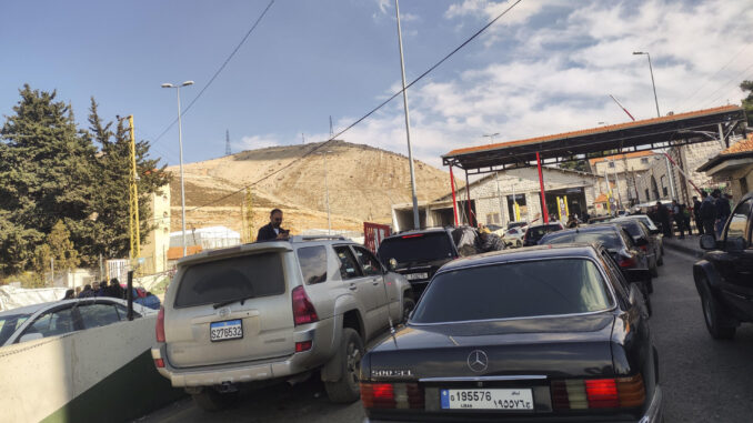 Cientos de refugiados sirios residentes en el Líbano están cruzando la frontera de regreso a su país, pocas horas después de que los insurgentes entraran a Damasco y la declararan "libre" del presidente, Bachar al Asad. 
EFE/ Noemí Jabois
