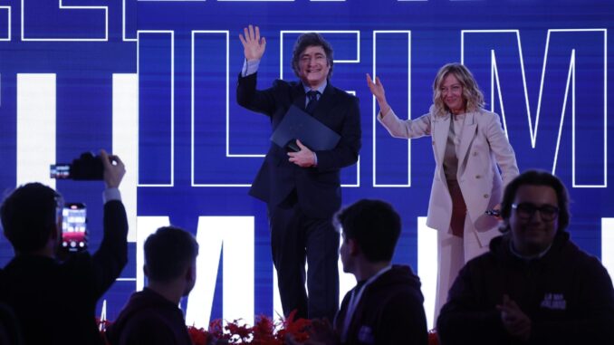 El presidente argentino, Javier Milei, y la primera ministra italiana, Giorgia Meloni, este sábado en un evento de las juventudes de Hermanos de Italia. EFE/EPA/MASSIMO PERCOSSI
