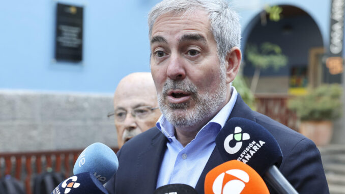 El presidente de Canarias, Fernando Clavijo, considera que el naufragio que ha constado la vida al menos a ocho inmigrantes al este de Lanzarote corrobora las advertencias que viene lanzando su Gobierno sobre el drama que vive la Ruta Canaria: "Llueve sobre mojado", ha dicho. En declaraciones a los medios de comunicación tras visitar en Casa África una exposición fotográfica sobre los 30 años que se cumplieron este verano desde que llegó la primera patera a Fuerteventura, en 1994, Clavijo ha lamentado estos "tristes fallecimientos" que son consecuencia de "la desesperación de buscar un futuro y esperanza". EFE/ Elvira Urquijo A.
