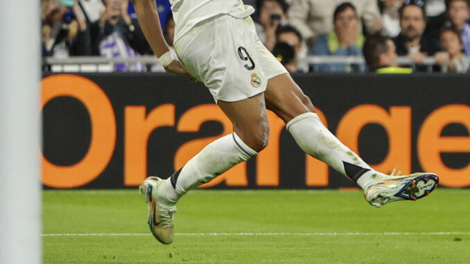 El delantero del Real Madrid Kylian Mbappé tras un remate a puerta en el partido de LaLiga entre el Real Madrid y el Getafe, este domingo en el estadio Santiago Bernabéu. EFE/Sergio Pérez
