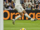 El delantero del Real Madrid Kylian Mbappé tras un remate a puerta en el partido de LaLiga entre el Real Madrid y el Getafe, este domingo en el estadio Santiago Bernabéu. EFE/Sergio Pérez