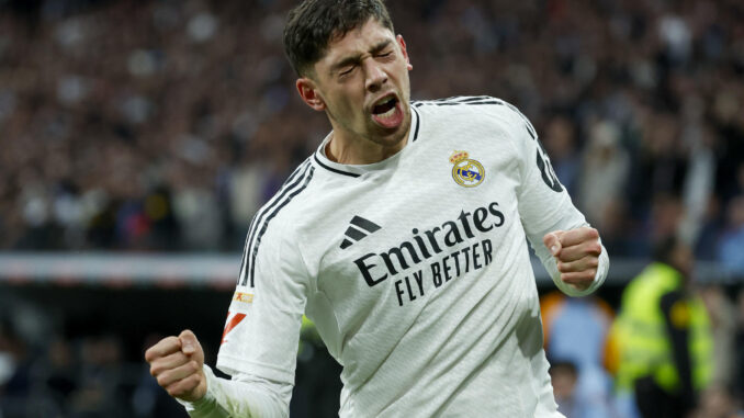 El centrocampista uruguayo del Real Madrid Fede Valverde celebra la consecución del segundo gol de su equipo durante el partido de LaLiga entre el Real Madrid y el Sevilla, este domingo en el estadio Santiago Bernabéu. EFE/ JuanJo Martín
