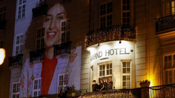 Kiana (C), Ali Rahmani (I) y Taghi Rahmani (D) en un balcón del Gran Hotel antes del banquete Nobel que celebra en honor a a la ganadora del Premio Nobel de la Paz 2023, Narges Mohammadi, organizado por el Consejo Noruego de la Paz en Oslo, Noruega, el 10 de diciembre de 2023. 
EFE/EPA/HANNA JOHRE NORUEGA FUERA NORUEGA FUERA
