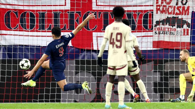 El delantero del PSG Goncalo Ramos (I) marca un gol durante el partido de la sexta jornada de la UEFA Champions League que han jugado FC Salzburg y Paris Saint-Germain en Salzburgo, Austria. EFE/EPA/ANNA SZILAGYI
