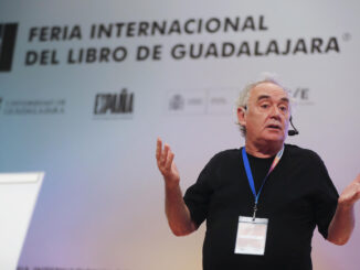 El chef español Ferrán Adrià, habla durante su conferencia ‘Revolución Culinaria: Ciencia e Innovación’ este domingo, en la 38 edición de la Feria Internacional del Libro de Guadalajara (FIL), Guadalajara (México). EFE/ Francisco Guasco