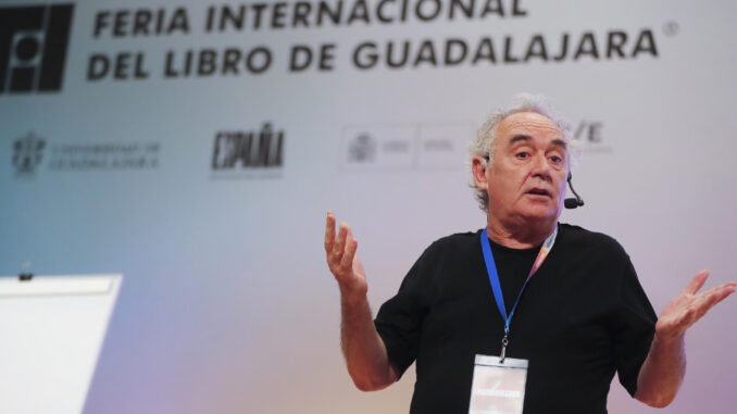 El chef español Ferrán Adrià, habla durante su conferencia ‘Revolución Culinaria: Ciencia e Innovación’ este domingo, en la 38 edición de la Feria Internacional del Libro de Guadalajara (FIL), Guadalajara (México). EFE/ Francisco Guasco
