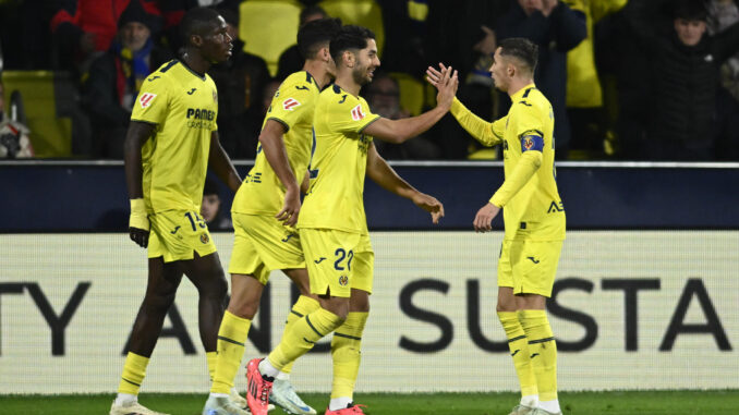 El delantero del Villarreal Ayozé Pérez (2-d) celebra con sus compañeros tras marcar ante el Rayo, durante el partido de LaLiga que Villarreal CF y Rayo Vallecano disputan en el estadio de La Cerámica. EFE/Andreu Esteban
