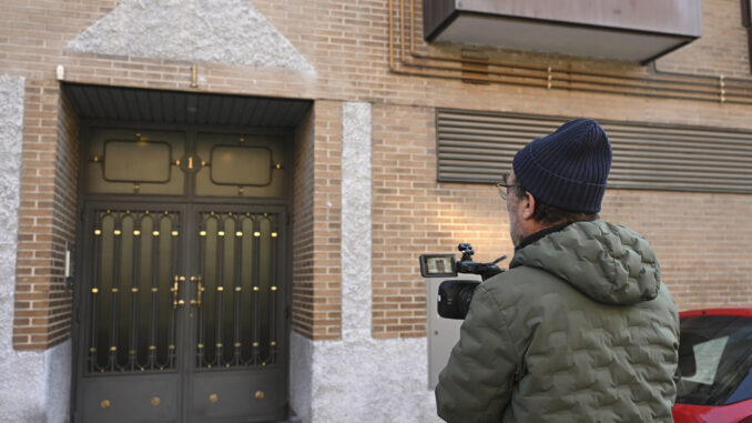 Un informador gráfico toma imágenes del portal donde se encuentra la vivienda situada en la Travesía de Santoña del distrito de Usera-Villaverde. La Policía Nacional investiga como un nuevo caso de violencia machista el asesinato a puñaladas esta madrugada en Madrid de una joven paraguaya de 29 años a manos presuntamente de la que sería su pareja o expareja, un hombre de nacionalidad española y 60 años que ya ha sido detenido. EFE/ Fernando Villar
