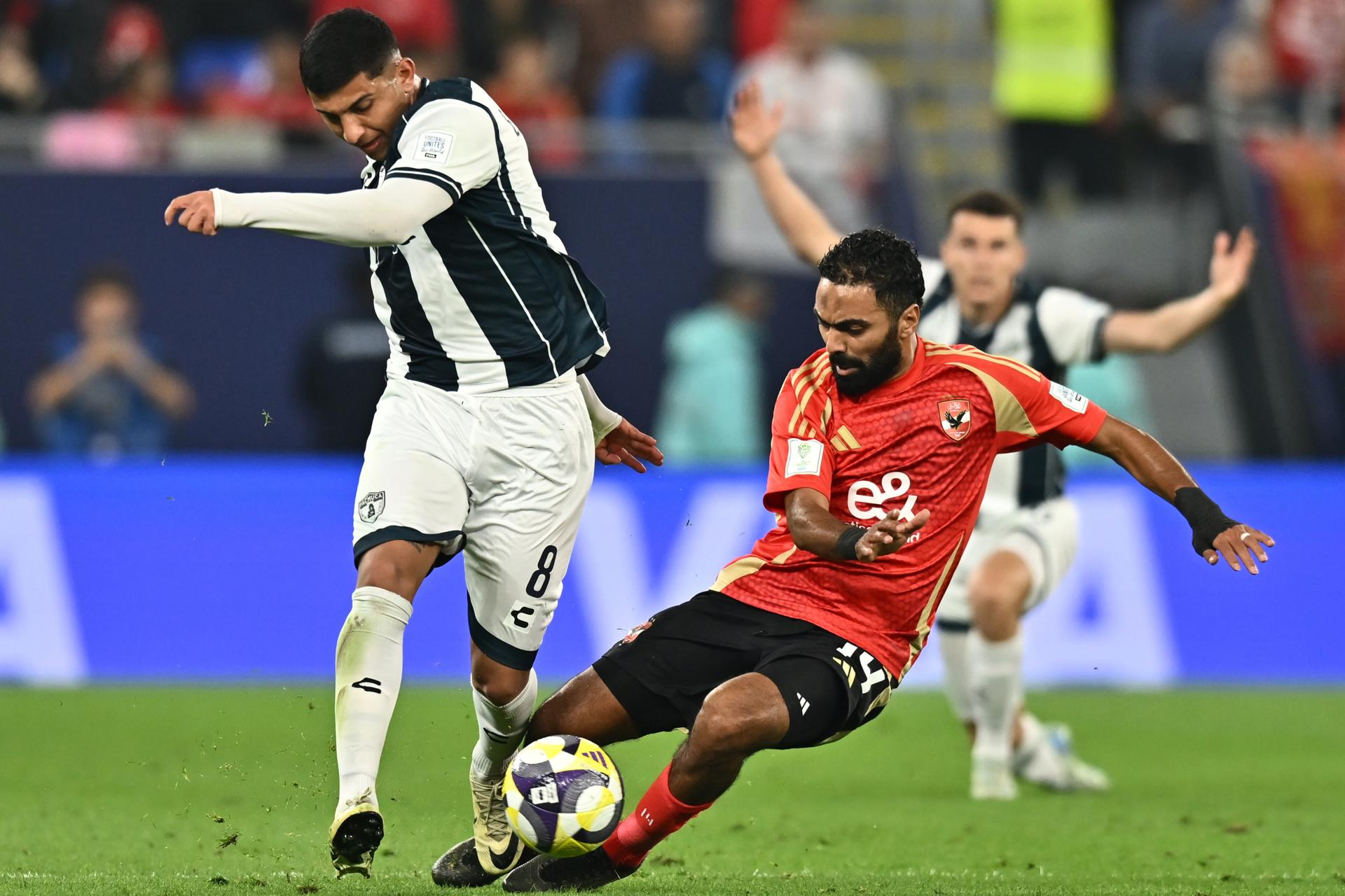 El jugador Hussein El Shahat (d), del Al Ahly SC Bryan Gonzalez CF Pachuca en accón durante el partido de la FIFA Challenger Cup que han jugado CF Pachuca y Al Ahly FC, en la semfinal de la FIFA Intercontinental Cup 2024 en Doha, Qatar. EFE/EPA/NOUSHAD THEKKAYIL
