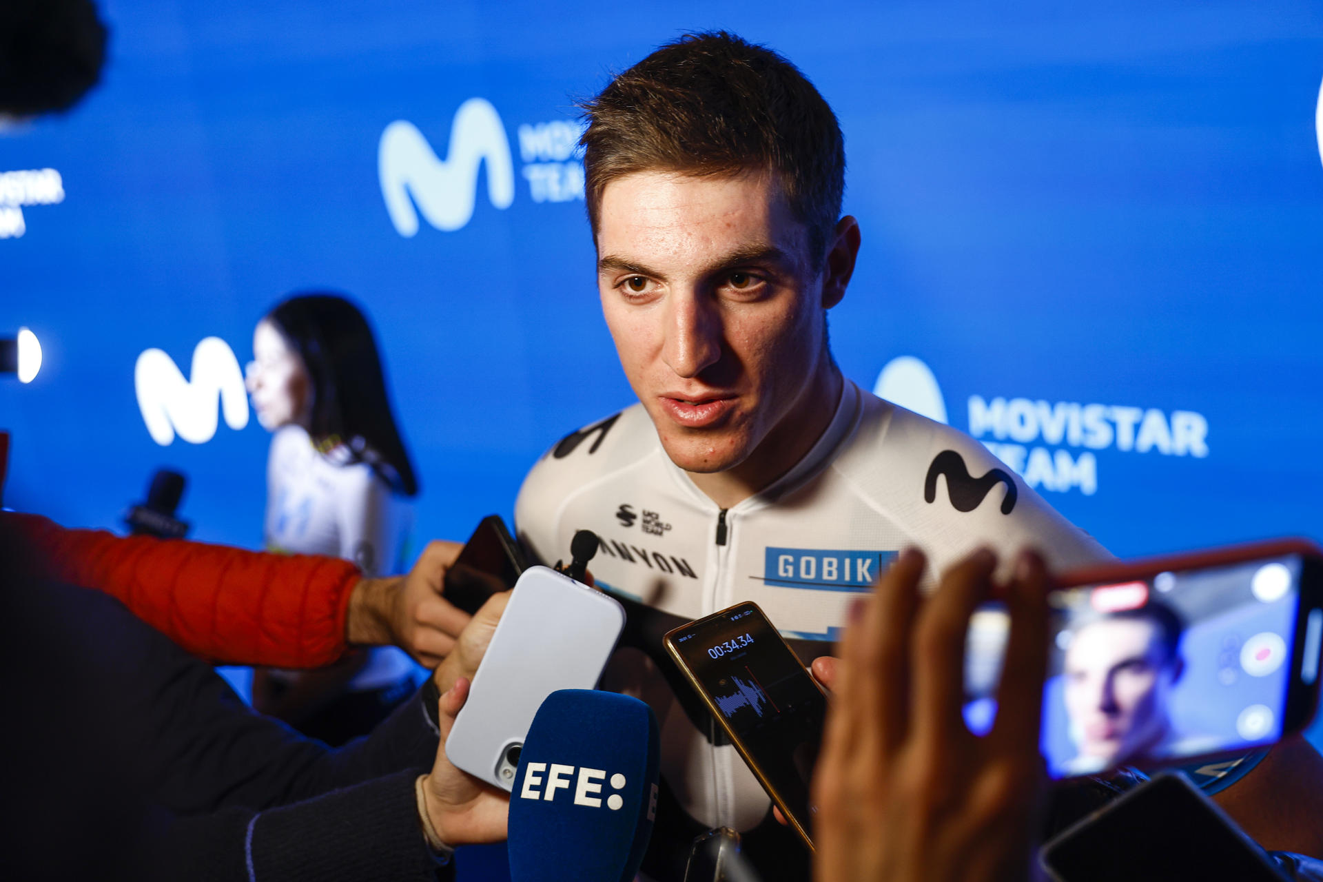 El ciclista español Pablo Castrillo participa en la presentación del equipo Movistar de ciclismo para la temporada 2025, este miércoles en Madrid. EFE/ Rodrigo Jiménez
