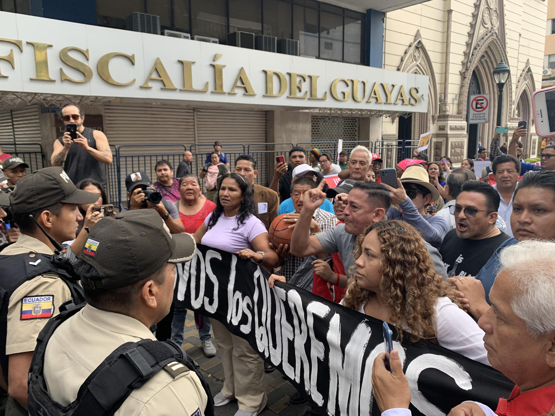 Familiares de menores desaparecidos acompañados de integrantes de organizaciones de derechos humanos, se manifiestan afuera de la Fiscalía Provincial del Guayas, este lunes en Guayaquil (Ecuador). EFE/Cristina Bazán
