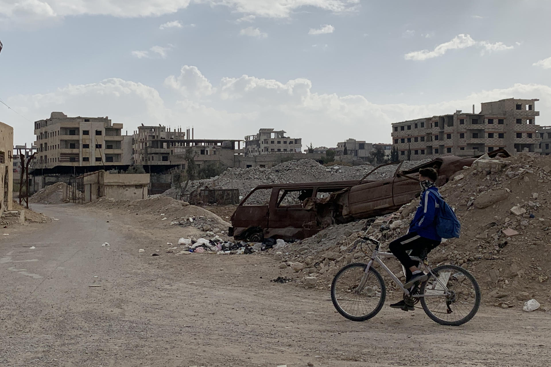 Una zona de Zamalka, a las afueras de Damasco, que aún presenta destrucción de la guerra, el 26 de diciembre de 2024. Para muchos combatientes rebeldes, la caída del régimen de Bachar al Asad supuso una oportunidad de volver a casa por primera vez en mucho tiempo. Para Saif el Din al Dahla, ha marcado un "muy difícil" regreso al lugar donde toda su familia perdió la vida en un ataque químico el 21 de agosto de 2013. 
EFE/Noemí Jabois
