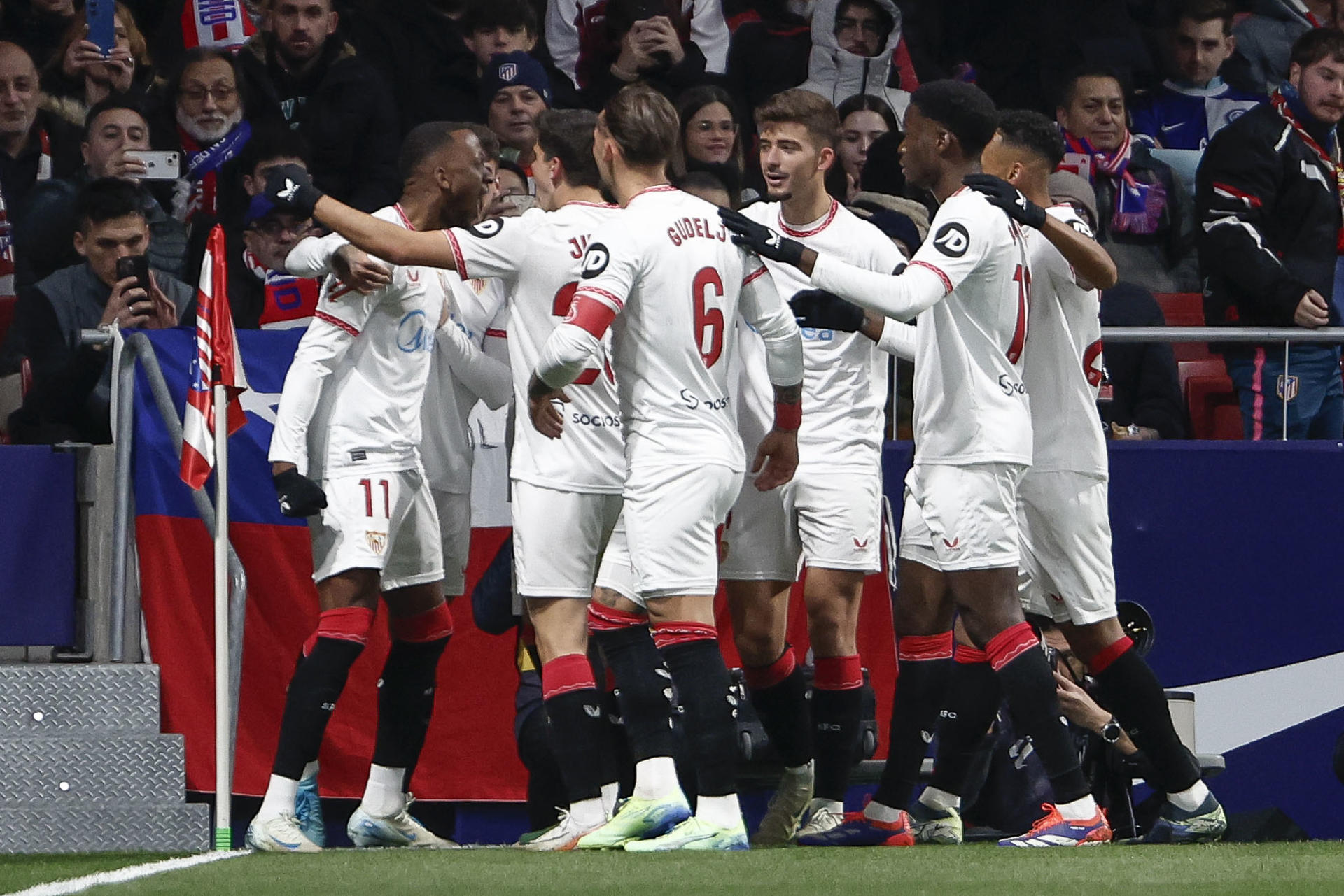 Los jugadores del Sevilla celebran el primer gol del equipo andaluz durante el encuentro correspondiente a la jornada 16 de Laliga EA Sports que disputan hoy domingo Atlético de Madrid y Sevilla en el estadio Metropolitano, en Madrid. EFE / Sergio Perez.
