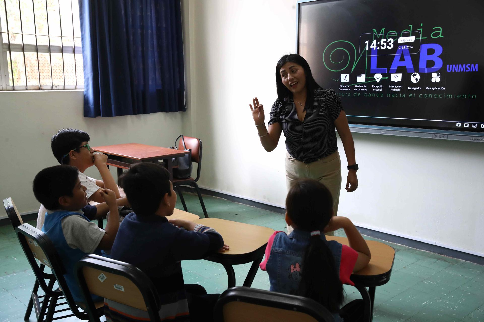 Fotografía del 18 de diciembre de 2024 de un grupo de estudiantes durante una clase de quechua del proyecto Rimanakuy, en la Facultad de Letras y Ciencias Humanas de la Universidad Nacional Mayor San Marcos (UNMSM), en Lima (Perú). EFE/ Paolo Aguilar
