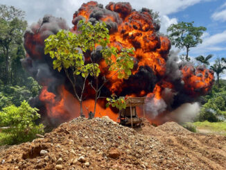 Fotografía sin fecha específica de toma cedida este martes por la Policía Nacional de Colombia, que muestra la destrucción por parte de la Policía de maquinaria utilizada en minería ilegal en una zona rural en Colombia. EFE/ Policía Nacional de Colombi