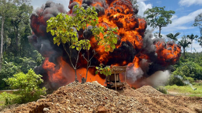 Fotografía sin fecha específica de toma cedida este martes por la Policía Nacional de Colombia, que muestra la destrucción por parte de la Policía de maquinaria utilizada en minería ilegal en una zona rural en Colombia. EFE/ Policía Nacional de Colombi
