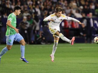 Riqui Puig del LA Galaxy (D) patea el balón durante la segunda mitad del partido final de la Conferencia Oeste de la MLS. EFE/EPA/ALLISON DINNER