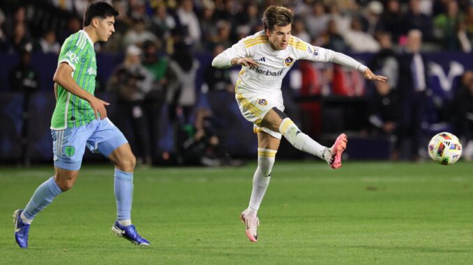 Riqui Puig del LA Galaxy (D) patea el balón durante la segunda mitad del partido final de la Conferencia Oeste de la MLS. EFE/EPA/ALLISON DINNER
