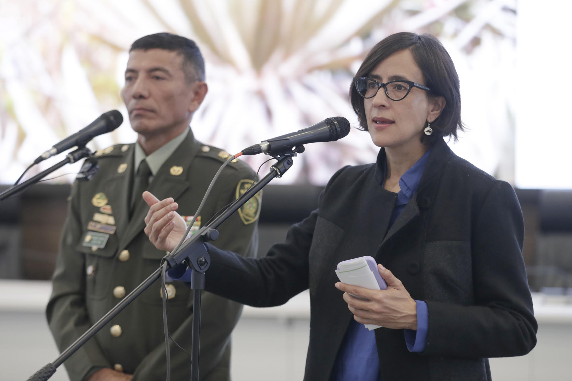 La ministra de Ambiente y Desarrollo Sostenible de Colombia, Susana Muhamad (d) habla este martes junto al director de Carabineros de la Policía Nacional de Colombia, general José James Roa (i), durante una rueda de prensa en Bogotá (Colombia). EFE/ Carlos Ortega
