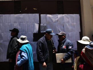 Personas esperan en una fila para obtener certificados de impedimento de sufragio este lunes, en La Paz (Bolivia). EFE/ Luis Gandarillas