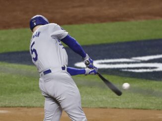 Freddie Freeman de los Los Angeles Dodgers conecta un jonrón de dos carreras durante la Serie Mundial de Béisbol de las Grandes Ligas (MLB) entre el Campeón de la Liga Americana, New York Yankees. EFE/EPA/CJ GUNTHER