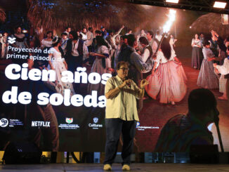 El director general y cofundador de la Fundación Gabo, Jaime Abello Banfi, habla durante la proyección del primer capítulo de la serie de Netflix 'Cien años de soledad', este miércoles en Aracataca (Colombia). El realismo mágico de Macondo afloró nuevamente en Aracataca, el pueblo del Caribe colombiano donde nació Gabriel García Márquez, nobel de Literatura de 1982, con la proyección en su plaza, y para su gente, del primer episodio de 'Cien años de soledad', la serie de Netflix basada en su novela del mismo nombre. EFE/ Ricardo Maldonado Rozo