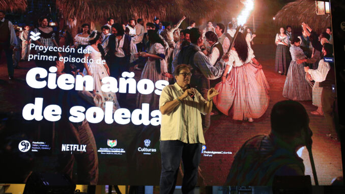 El director general y cofundador de la Fundación Gabo, Jaime Abello Banfi, habla durante la proyección del primer capítulo de la serie de Netflix 'Cien años de soledad', este miércoles en Aracataca (Colombia). El realismo mágico de Macondo afloró nuevamente en Aracataca, el pueblo del Caribe colombiano donde nació Gabriel García Márquez, nobel de Literatura de 1982, con la proyección en su plaza, y para su gente, del primer episodio de 'Cien años de soledad', la serie de Netflix basada en su novela del mismo nombre. EFE/ Ricardo Maldonado Rozo
