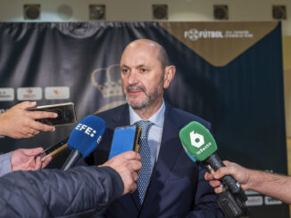 El presidente de la Federación Española de Fútbol, Rafael Louzán, atiende a los medios de comunicación a su llegada a la celebración del centenario de la Federación Extremeña, hoy martes en Mérida. EFE / Jero Morales.