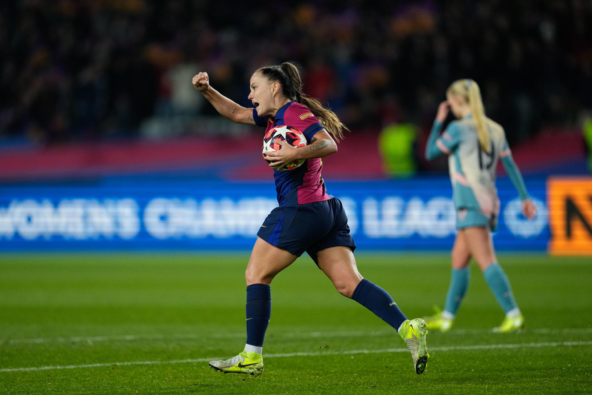 La jugadora del Barcelona Claudia Pina celebra el primer gol de su equipo, en el partido de Liga de Campeones femenina entre el Barcelona y el Manchester City, este miércoles en el estadio olímpico Lluis Companys. EFE/ Alejandro García
