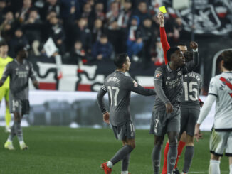 El delantero brasileño del Real Madrid, Vinicius Junior, recibe tarjeta amarilla durante el encuentro correspondiente a la jornada 17 de Laliga EA Sportsen el estadio de Vallecas, en Madrid. EFE / Juanjo Martín.