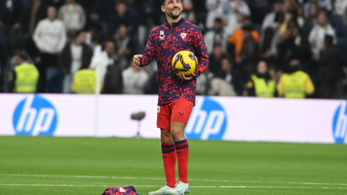 El defensa del Sevilla Jesús Navas en el calentamiento previo al partido de LaLiga entre el Real Madrid y el Sevilla, este domingo en el estadio Santiago Bernabéu. EFE/ Fernando Villar
