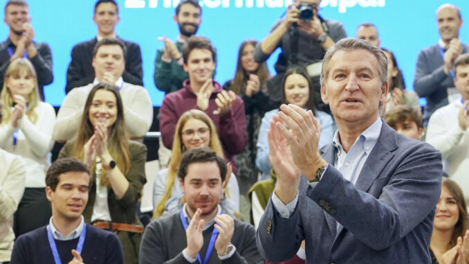 El presidente del PP, Alberto Núñez Feijóo, clausura la reunión Intermunicipal del partido que ha acogido Valladolid. EFE/Nacho Gallego
