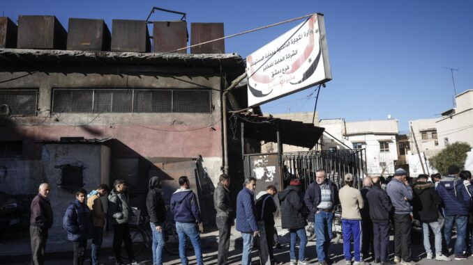 Habitantes de Damasco hacen fila para comprar pan este 19 de diciembre. EFE/EPA/ANTONIO PEDRO SANTOS
