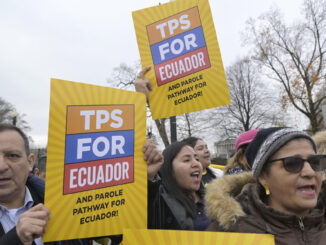 Activistas y jóvenes inmigrantes se manifiestan este martes cerca al Tribunal Supremo y al Congreso en Washington (EE.UU.).EFE/Lenin Nolly